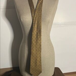 😄Chaps Ralph Lauren 100% silk tie gold with geometric pattern blues